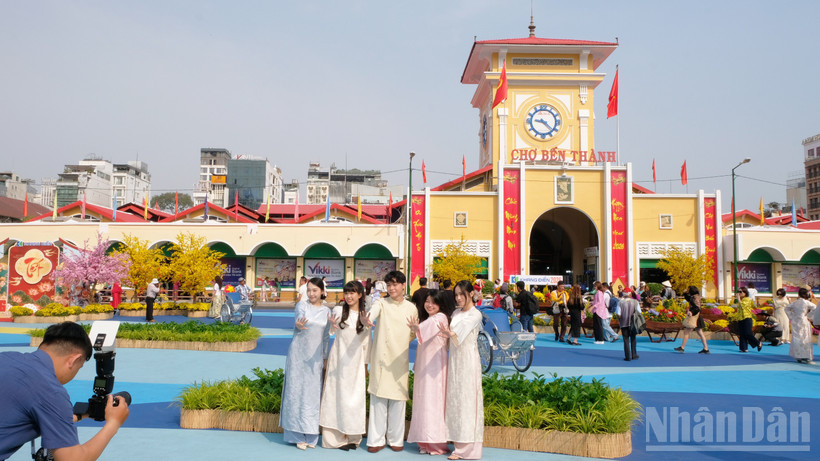 Chợ Bến Thành với họa tiết sóng nước đã mở cửa, thu hút đông đảo người dân Thành phố Hồ Chí Minh đến tham quan, chụp ảnh.