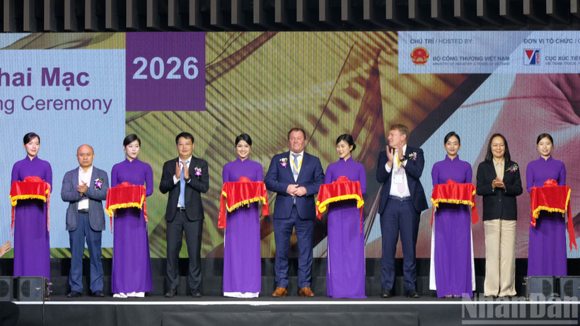 Các đại biểu cắt băng khai mạc Triển lãm quốc tế ngành Dệt may và Công nghệ dệt may Việt Nam 2026 (VIATT 2026).