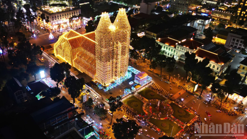 [Ảnh] Rộn ràng không khí đêm Giáng sinh tại Thành phố Hồ Chí Minh