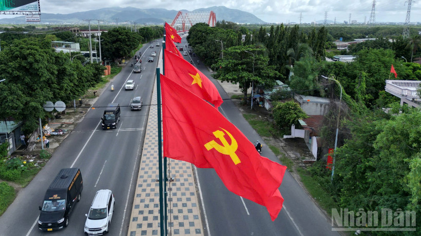Thành phố Hồ Chí Minh những ngày này rực rỡ cờ hoa, biểu ngữ. Sắc đỏ thiêng liêng của cờ Tổ quốc tung bay trong gió, không chỉ làm bừng sáng diện mạo “siêu đô thị”, mà còn thắp lên trong lòng mỗi người dân niềm tự hào của dân tộc.