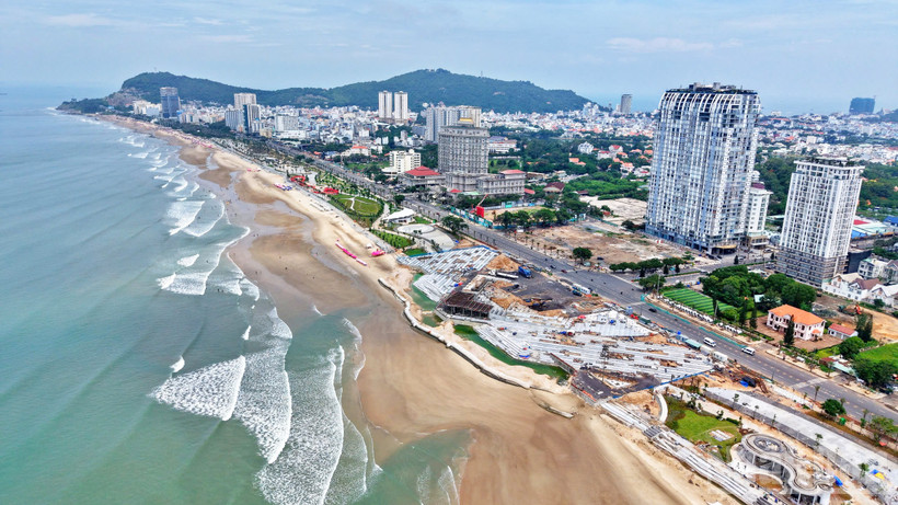 Trục đường Thùy Vân - tuyến ven biển dài 3,2km qua Bãi Sau, phường Vũng Tàu, Thành phố Hồ Chí Minh khoác lên diện mạo mới, không gian mở rộng hướng biển.