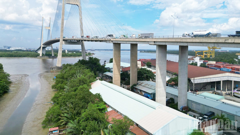 Gầm cầu tại Thành phố Hồ Chí Minh bị “hô biến” thành nhà tiền chế, bãi giữ xe tự phát, tiềm ẩn nguy cơ hỏa hoạn.