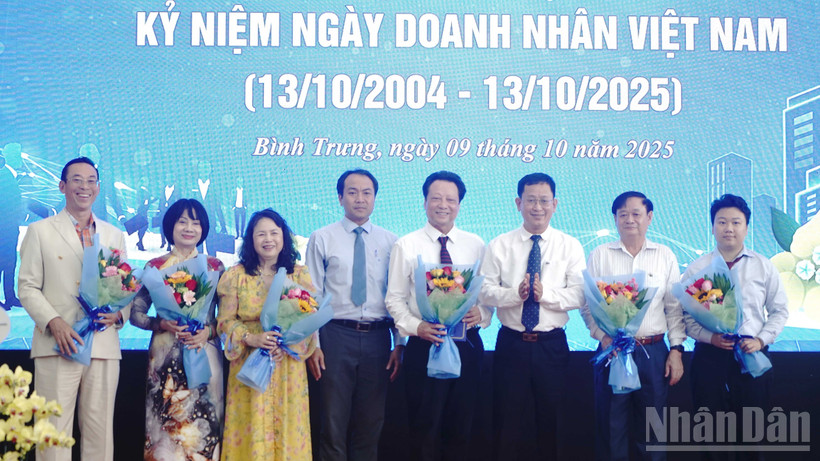 Bí thư phường Bình Trưng trao Giấy khen các doanh nghiệp tiêu biểu. 