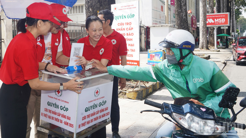 Người dân phát huy truyền thống ''lá lành đùm lá rách, thương người như thể thương thân" sau lễ phát động Hội chữ thập đỏ Thành phố Hồ Chí Minh kêu gọi.