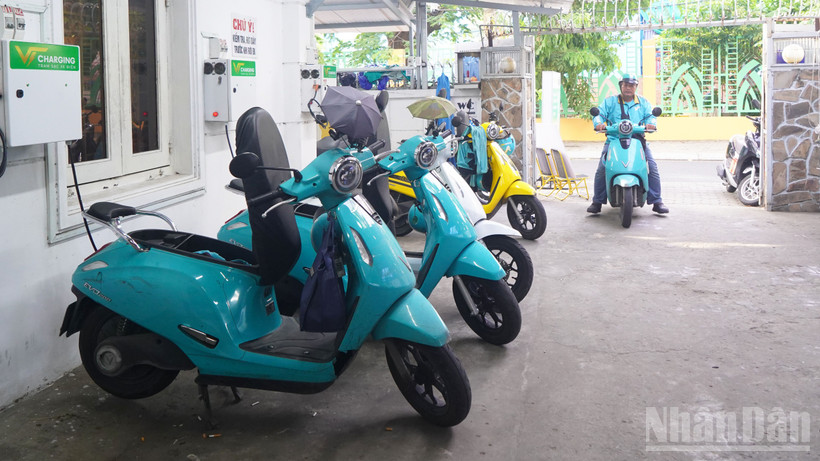 Mô hình quán cà-phê kết hợp trạm sạc xe điện nở rộ tại Thành Hồ Chí Minh thời gian gần đây.