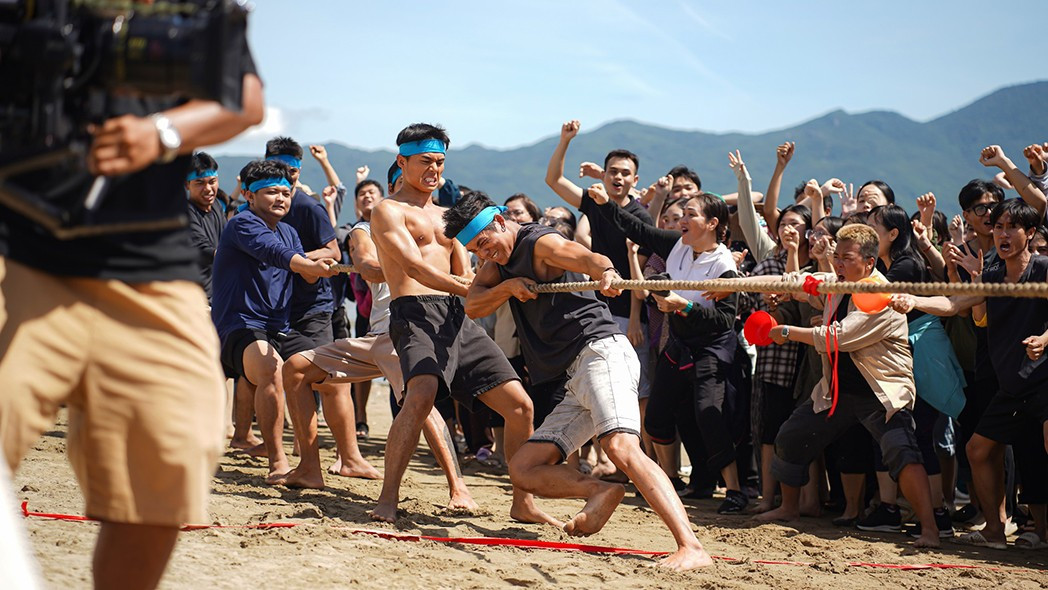 Phim tái hiện những hoạt động văn hóa truyền thống của người dân làng chài.