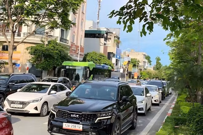 Lượng phương tiện quá lớn khiến cho đường Cổ Linh luôn trong tình trạng quá tải. (Ảnh: QUỐC TOẢN)