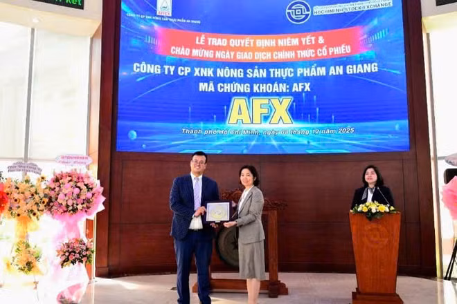 Trao quyết định niêm yết và đưa vào giao dịch chính thức 35 triệu cổ phiếu AFX của Công ty cổ phần Xuất nhập khẩu Nông sản Thực phẩm An Giang.