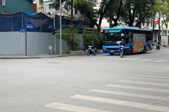 Trên phố Quang Trung, rào chắn cố định sẽ được bố trí theo từng đoạn dài từ 30m đến 50m ở khu vực giữa tim đường...