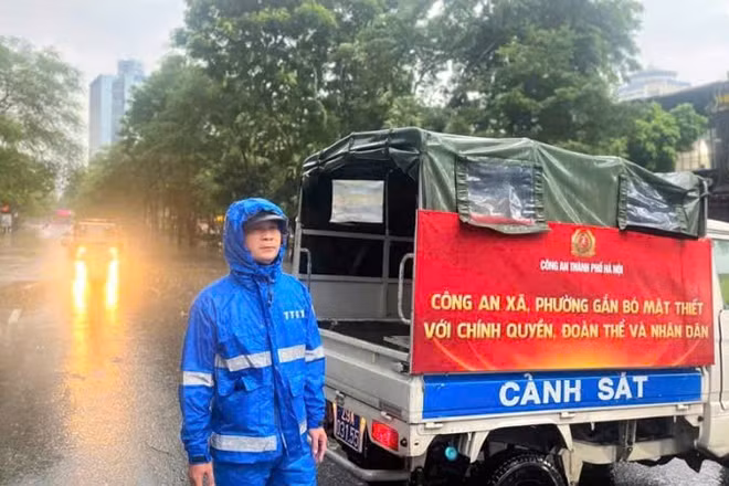 Nhiều tuyến đường bị ngập đã được các đơn vị bố trí người trực, hướng dẫn các phương tiện lưu thông.