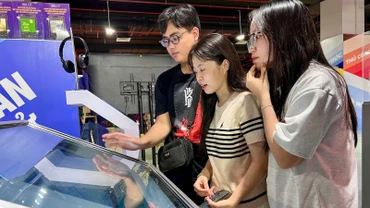 Bạn đọc trẻ trải nghiệm sách điện tử tại Triển lãm Thành tựu đất nước "80 năm Hành trình Độc lập-Tự do-Hạnh phúc".