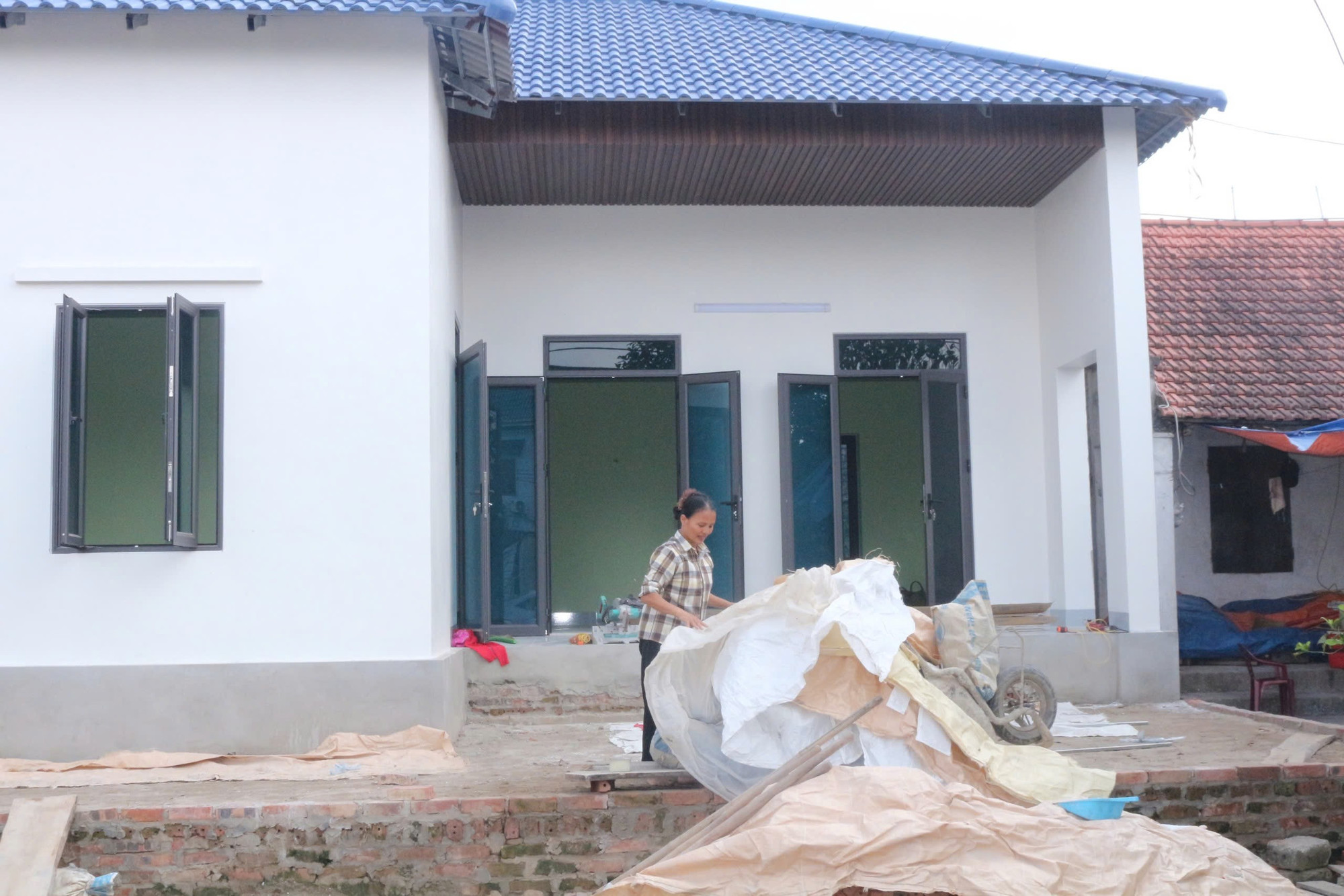 Ngôi nhà mới khang trang của gia đình chị Trần Thị Sa, xã Nam Lý, tỉnh Ninh Bình đã được hoàn thành. gia-dinh-chi-tran-thi-sa-xa-nam-ly-tinh-ninh-binh4.jpg