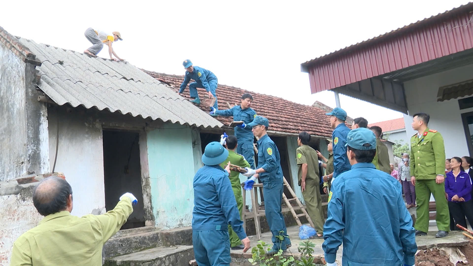 Các lực lượng tham gia hỗ trợ hộ nghèo xóa nhà dột nát. khoi-cong-nha-cho-cac-ho-ngheo-o-ly-nhan-21.jpg