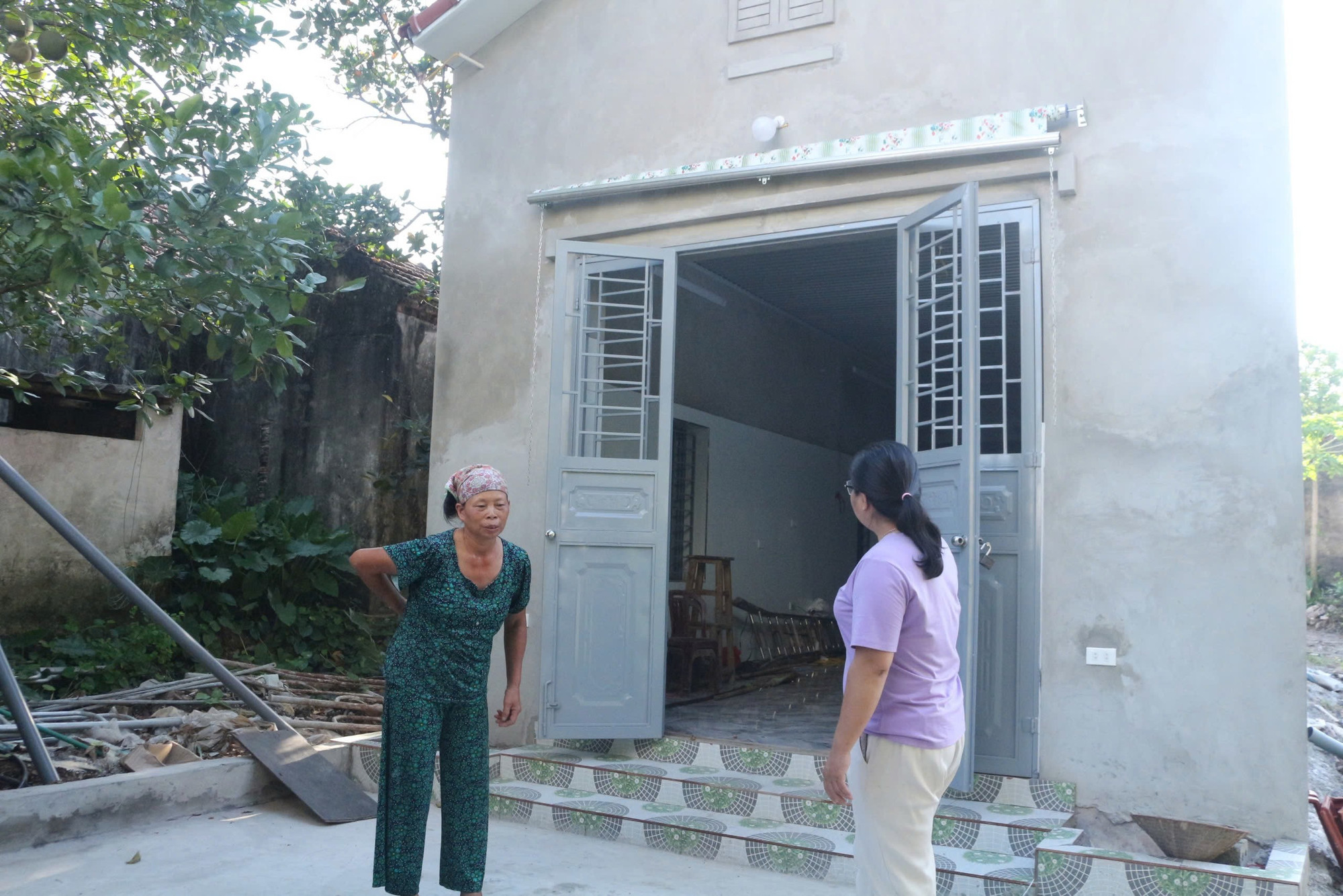 Bà Phạm Thị Dung (bên trái), tổ dân phố Đại Cầu, phường Hà Nam bên căn nhà mới. nha-ba-pham-thi-dung-to-dan-pho-dai-cau-phuong-ha-nam21.jpg