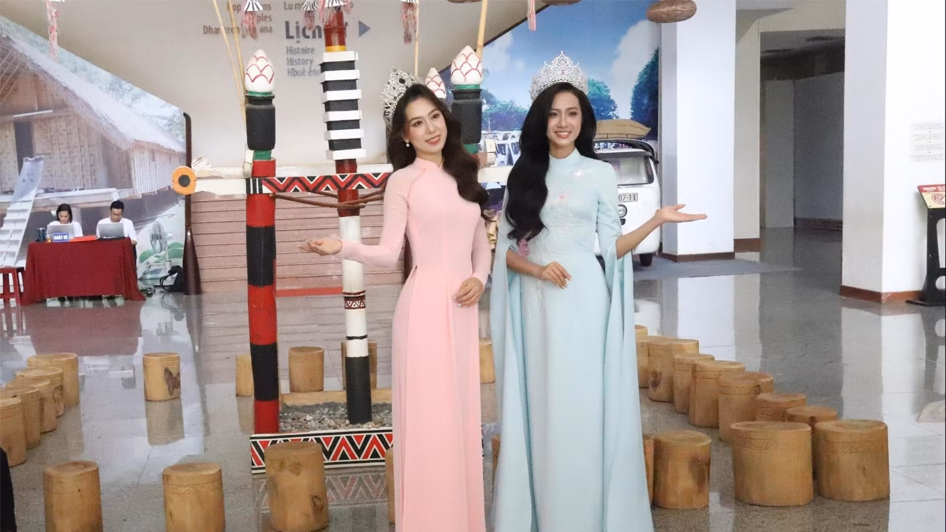 Hoa hậu Việt Nam năm 2024 Hà Trúc Linh (bên phải) và Hoa hậu Đại sứ du lịch Việt Nam năm 2024 Đinh Thị Hoa.