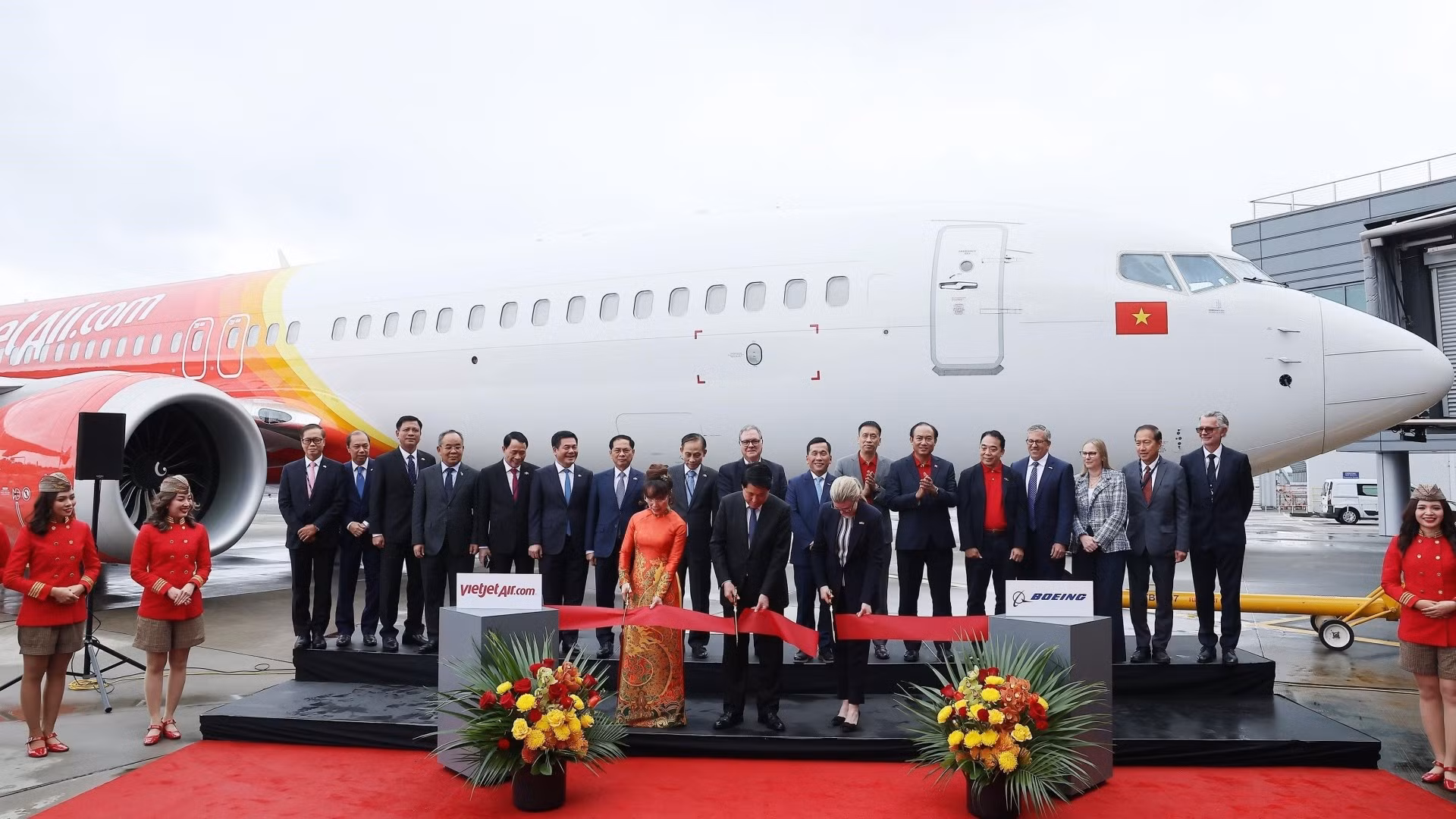 vna-potal-chu-tich-nuoc-chung-kien-le-ky-ket-ban-giao-may-bay-giua-boeing-va-vietjet-8288118.jpg