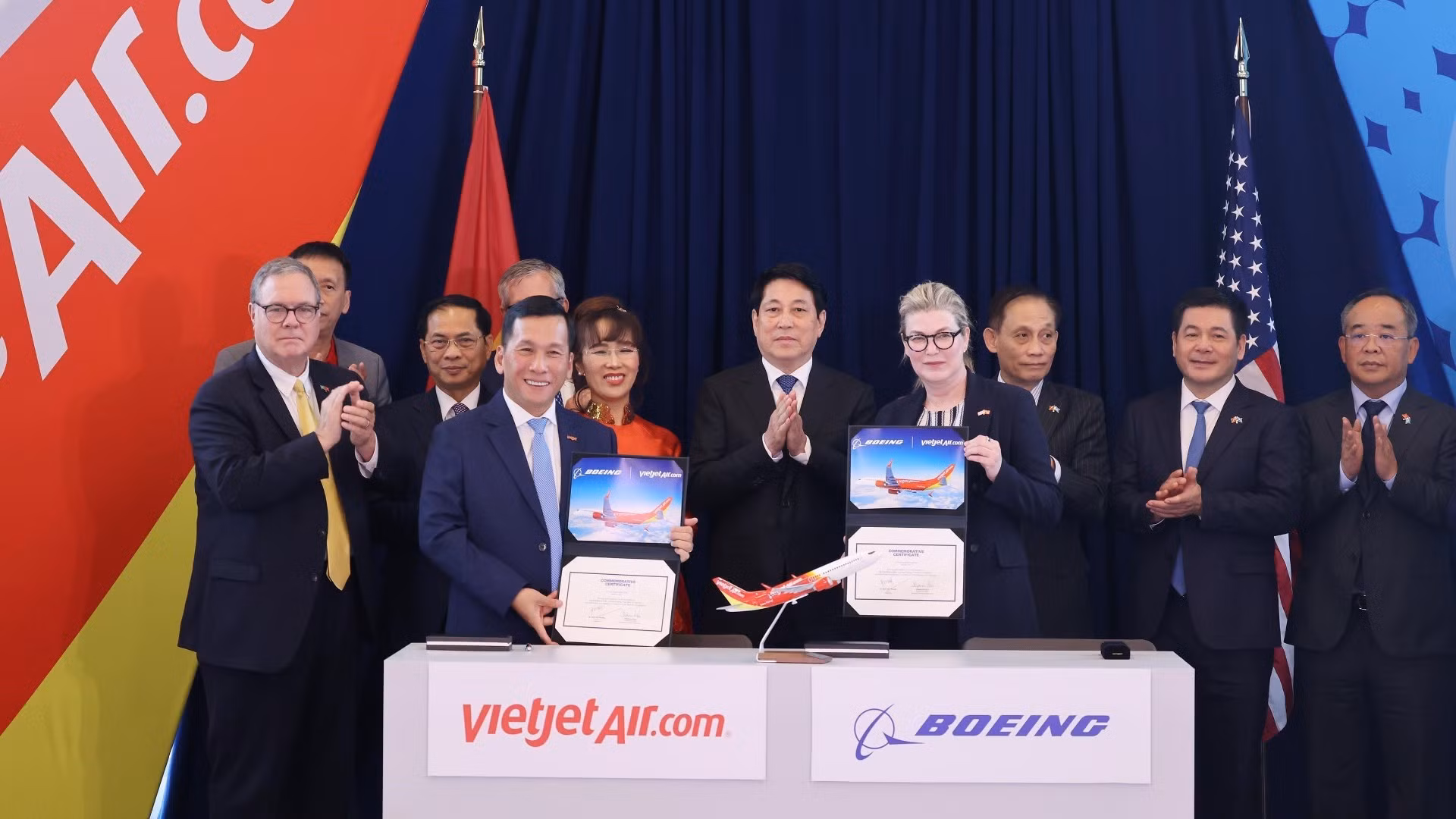 Chủ tịch nước Lương Cường chứng kiến lễ ký kết bàn giao máy bay Boeing 737 MAX đầu tiên giữa Tập đoàn Boeing và Hãng hàng không Vietjet Air. (Ảnh: Lâm Khánh/TTXVN)