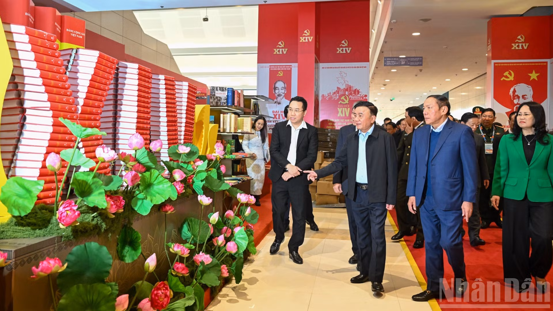 Thường trực Ban Bí thư Trần Cẩm Tú, Trưởng Tiểu ban Tổ chức phục vụ Đại hội kiểm tra sơ duyệt công tác tổ chức Đại hội XIV của Đảng. (Ảnh: DUY LINH)