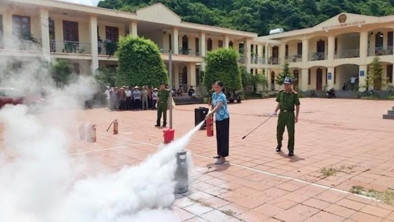 Công an xã Hiền Hào (huyện Cát Hải trước đây) tổ chức huấn luyện và cấp giấy chứng nhận huấn luyện nghiệp vụ PCCC cho cán bộ công chức và lực lượng dân phòng trên địa bàn. cat-hai.jpg