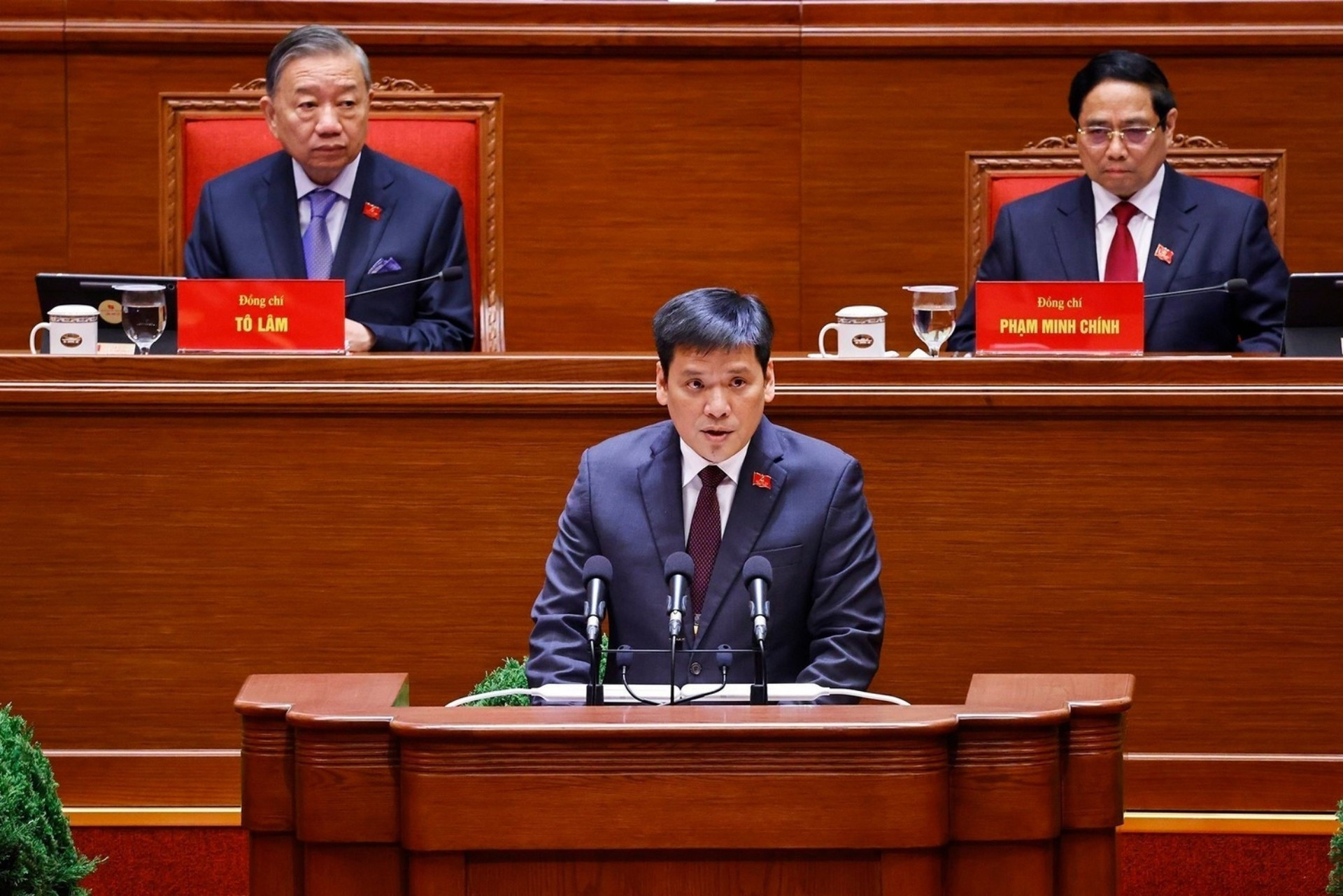 Phó Trưởng ban Tổ chức Trung ương Nguyễn Thanh Bình, trình bày tham luận.