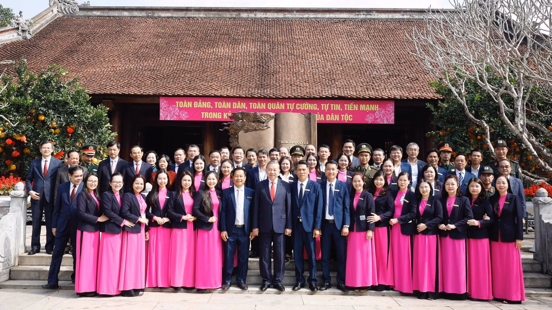 vna-potal-tong-bi-thu-dang-huong-tai-khu-di-tich-quoc-gia-dac-biet-kim-lien-8558045.jpg