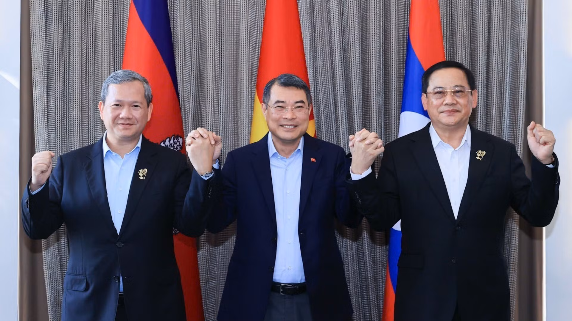 vna-potal-thu-tuong-ba-nuoc-campuchia-lao-viet-nam-an-sang-va-lam-viec-8747718.jpg
