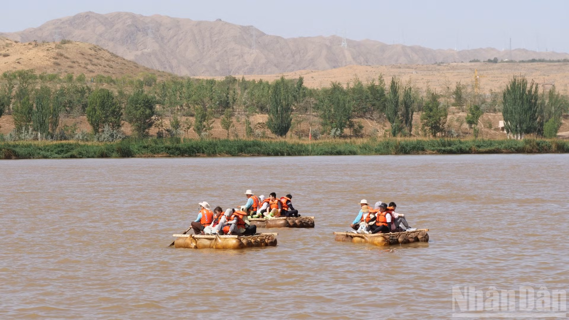 Trải nghiệm đi bè làm từ da cừu trên sông Hoàng Hà ở khu du lịch Sa Pha Đầu.