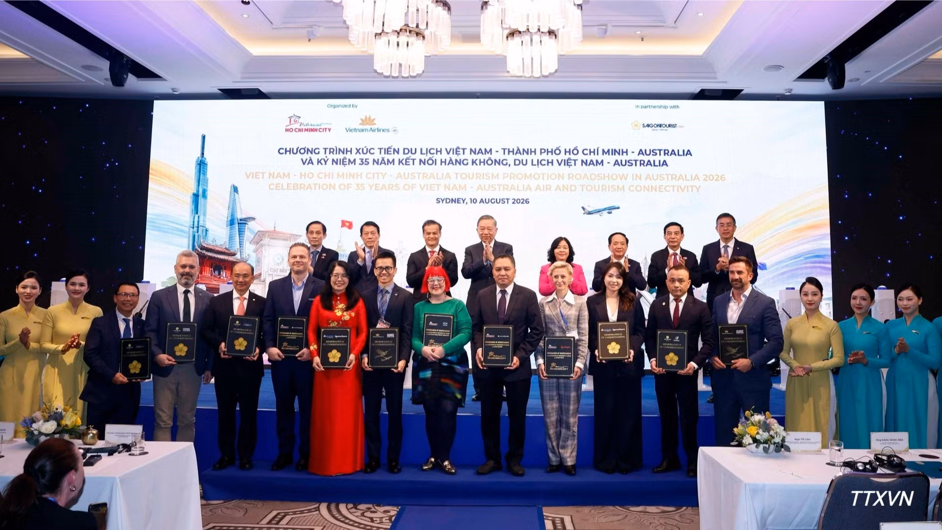 Tổng Bí thư, Chủ tịch nước Tô Lâm chứng kiến trao các biên bản hợp tác giữa Sở Du lịch Thành phố Hồ Chí Minh, Vietnam Airlines, Saigontourist Group với các đối tác của Australia. (Ảnh: Thống Nhất/TTXVN)