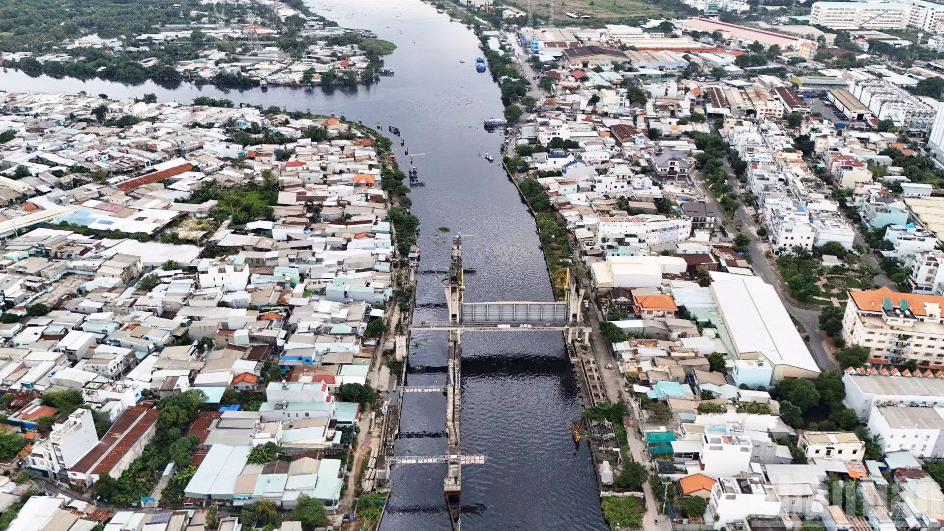 Dự án ngăn triều bị “treo” khiến hàng chục hộ dân sinh sống dọc đường Phú Định ngay cạnh công trình, phải oằn mình chống chọi với ngập nước.