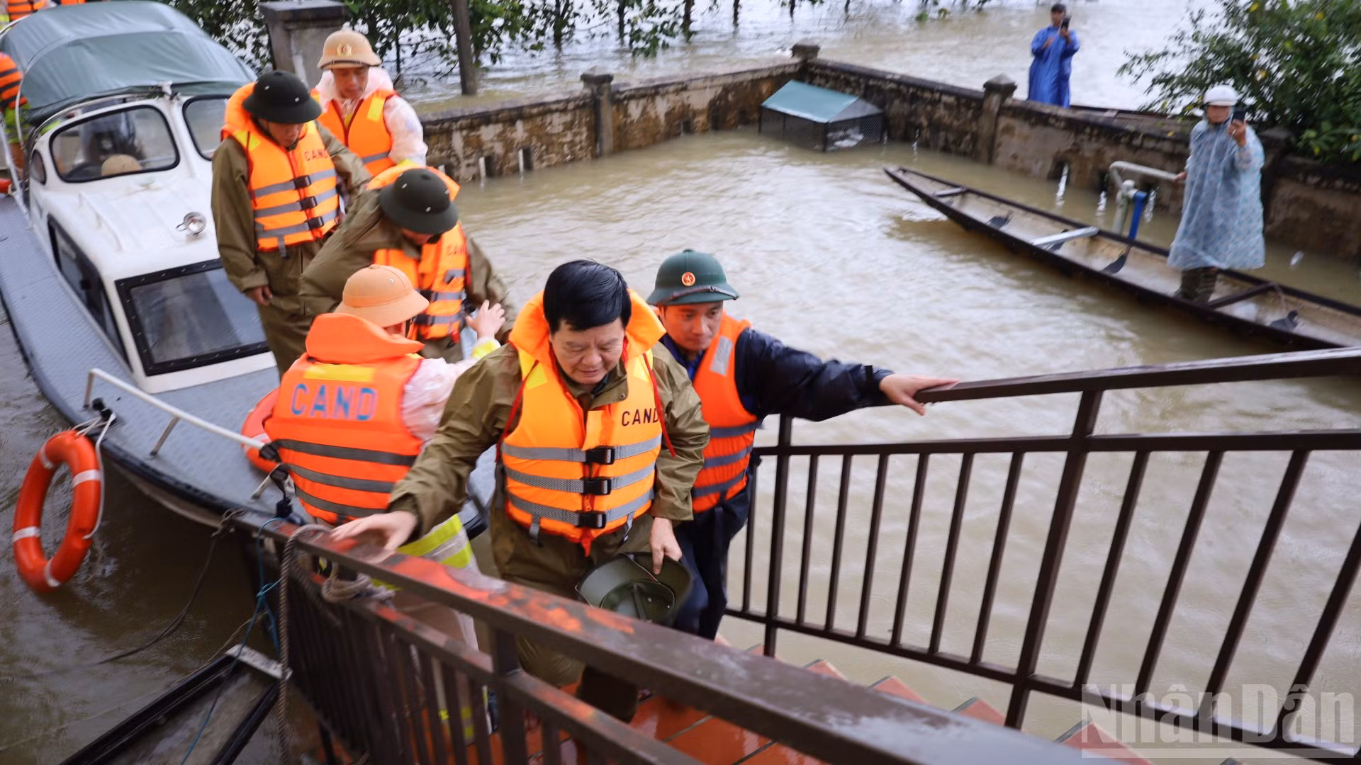 Phó Thủ tướng Mai Văn Chính đến thăm người dân vùng trũng tại xã Diên Sanh, tỉnh Quảng Trị.
