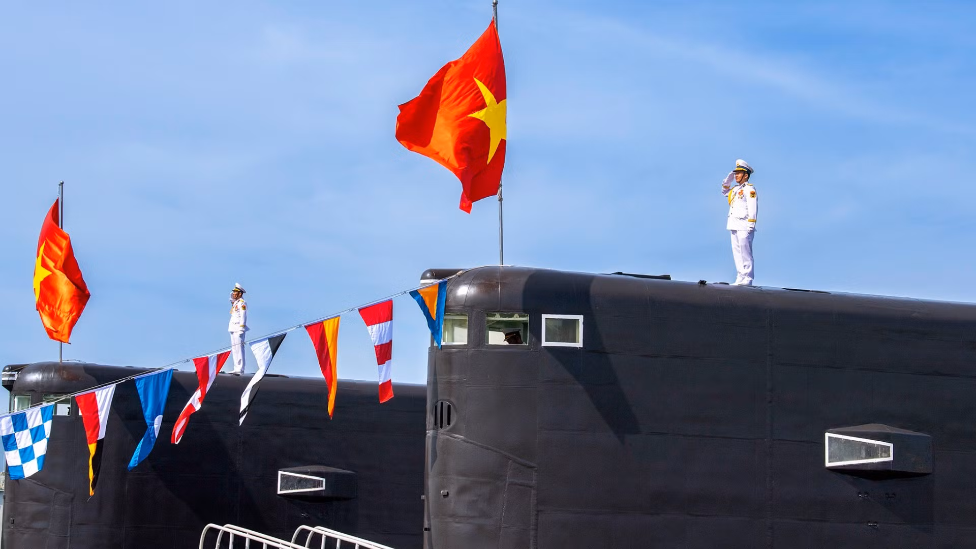 Trọn lời thề giữ biển. Sinh thời Chủ tịch Hồ Chí Minh từng dạy: “Ngày trước ta chỉ có đêm và rừng. Ngày nay, ta có ngày, có trời, có biển. Bờ biển ta dài, tươi đẹp, ta phải biết giữ gìn lấy nó”. Khắc ghi lời dạy của Người, lớp lớp các thế hệ cán bộ, chiến sĩ Hải quân nhân dân Việt Nam anh hùng nói chung, cán bộ, thủy thủ Lữ đoàn tàu ngầm 189 nói riêng đã và đang ra sức chiến đấu, học tập để giữ trọn lời thề với Đảng, Tổ quốc và nhân dân.