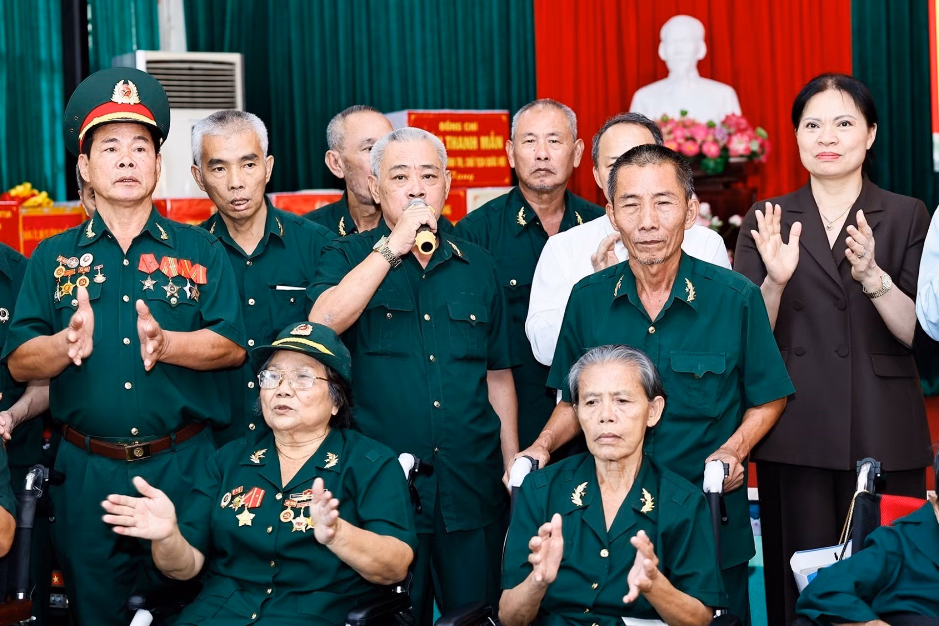 vna-potal-chu-tich-quoc-hoi-tran-thanh-man-tang-qua-thuong-binh-tai-tp-ho-chi-minh-8897748.jpg