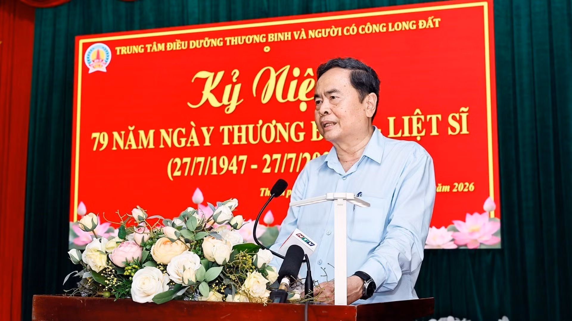 vna-potal-chu-tich-quoc-hoi-tran-thanh-man-tang-qua-thuong-binh-tai-tp-ho-chi-minh-8897739.jpg