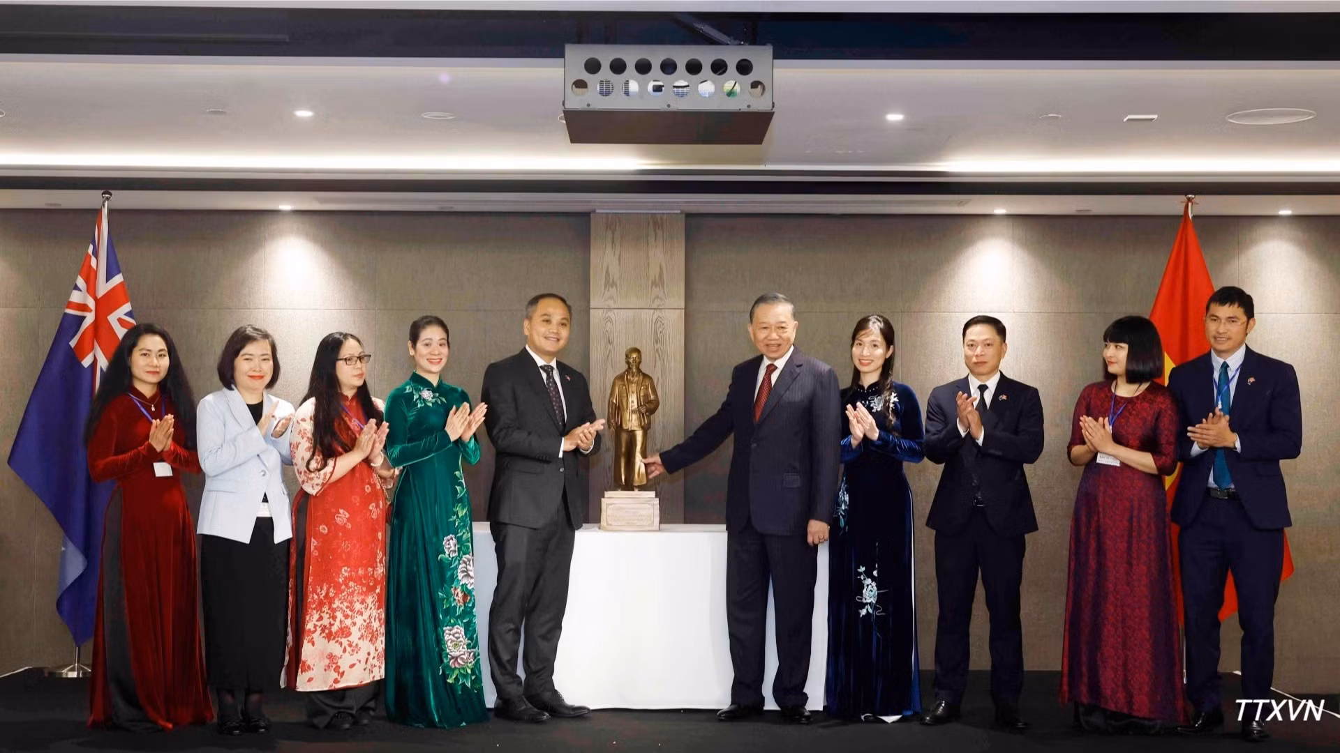 Tổng Bí thư, Chủ tịch nước Tô Lâm tặng bức tượng Chủ tịch Hồ Chí Minh cho Đại sứ quán Việt Nam tại New Zealand. (Ảnh: Thống Nhất/TTXVN)