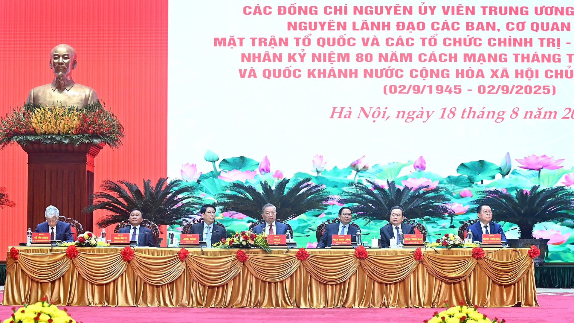 Tổng Bí thư Tô Lâm và các đồng chí lãnh đạo Đảng, Nhà nước chủ trì buổi gặp mặt. a5-bnd-2951.jpg