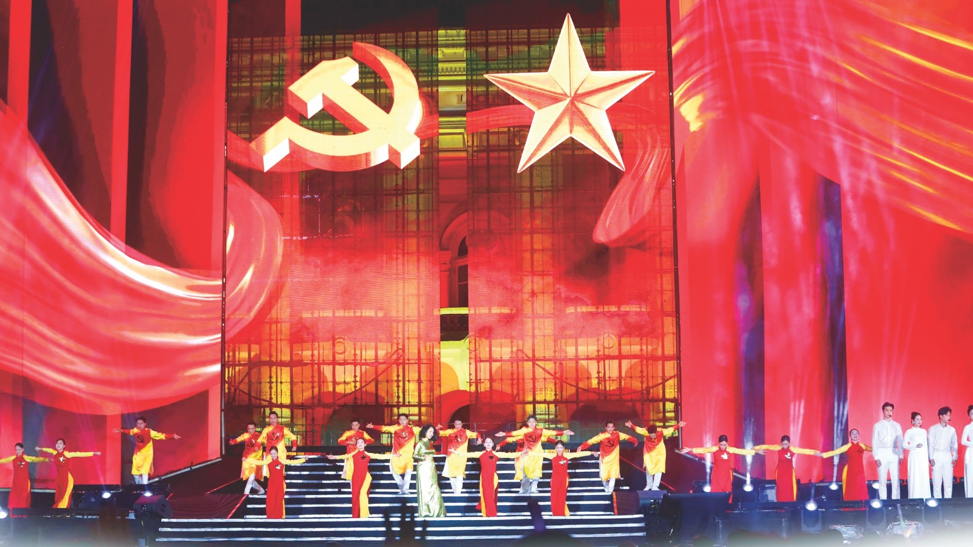 Liên khúc “Lá cờ Đảng - Việt Nam ơi mùa xuân đến rồi” mở màn chương trình nghệ thuật.