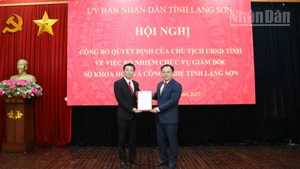 Đồng chí Nguyễn Quang Huy, Tỉnh ủy viên, Giám đốc Sở Khoa học và Công nghệ tỉnh Lạng Sơn nhận quyết định từ Phó Chủ tịch Ủy ban nhân dân tỉnh Lạng Sơn.