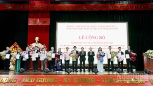 Các đồng chí Bí thư xã, phường tại Lạng Sơn nhận quyết định thực hiện nhiệm vụ từ ngày 1/7/2025.