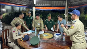 Các lực lượng chức năng Việt Nam và Campuchia bàn bạc các phương án.