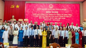 Các đồng chí Ủy viên Trung ương Đảng, lãnh đạo tỉnh chụp ảnh lưu niệm với các đại biểu Quốc hội, nguyên đại biểu Quốc hội đơn vị tỉnh An Giang qua các khóa.