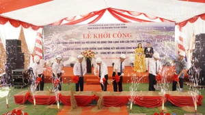 Các đại biểu thực hiện nghi thức khởi công dự án.
