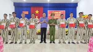Lãnh đạo Trại giam Kênh 7 và lãnh đạo Viện Kiểm sát nhân dân tỉnh An Giang trao quyết định đặc xá của Chủ tịch nước cho phạm nhân cải tạo tốt.
