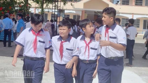 Học sinh Trường Trung học cơ sở Ngô Quyền, phường Rạch Giá, tỉnh An Giang trong ngày khai giảng năm học mới.