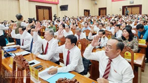 Đại biểu thông qua các nghị quyết.