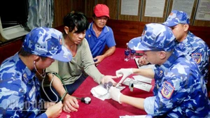 Cán bộ, chiến sĩ Tàu CSB 4035, Bộ Tư lệnh Vùng Cảnh sát biển 4 chăm sóc, hỗ trợ y tế nạn nhân gặp nạn trên biển.