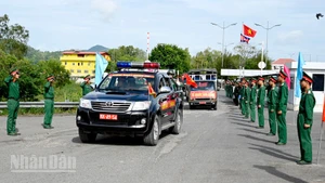 Lễ đón Đội K93 (Bộ Chỉ huy Quân sự tỉnh An Giang) và hồi hương hài cốt liệt sĩ về nước. (Ảnh: PHƯƠNG VŨ)