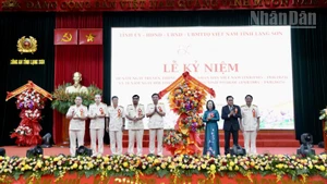 Lãnh đạo Tỉnh ủy, Hội đồng nhân dân, Ủy ban nhân dân tỉnh Lạng Sơn tặng hoa chúc mừng lực lượng Công an tỉnh Lạng Sơn.