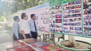 Đại biểu xem trưng bày những thành tựu của báo chí tỉnh Kiên Giang.