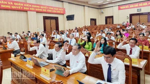 Đại biểu Hội đồng nhân dân tỉnh Kiên Giang biểu quyết thông qua các nghị quyết.