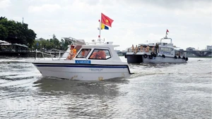 Lực lượng Cảnh sát giao thông ra quân trên các tuyến sông kiểm soát các phương tiện có gắn thiết bị bơm, hút và vận chuyển cát, sỏi trên địa bàn toàn tỉnh. (Ảnh: VĂN VŨ).